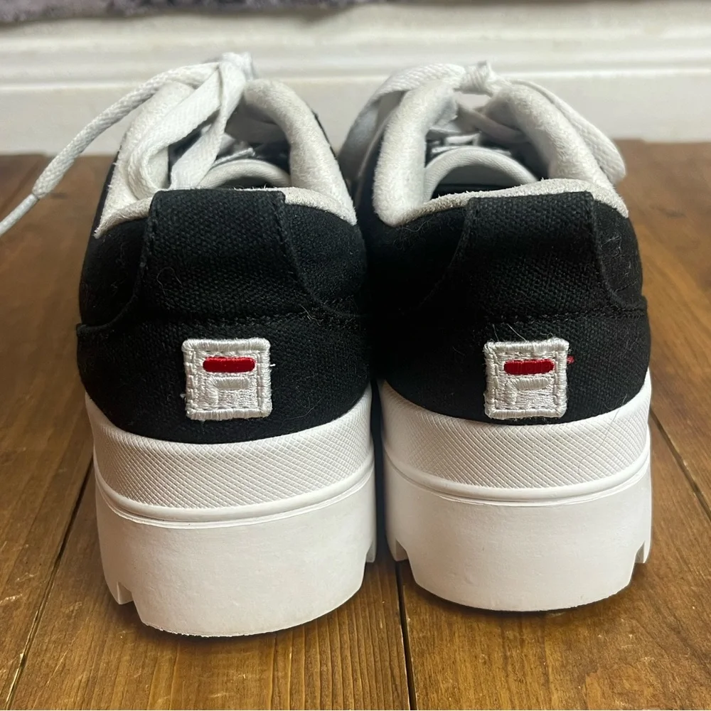 Fila 5CM00737-014 theme low top sneakers black with white soles women’s size 6